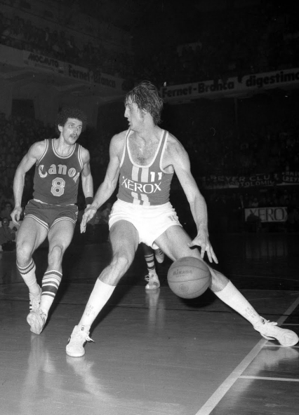 Chuck Jura in palleggio con la maglia della Xerox